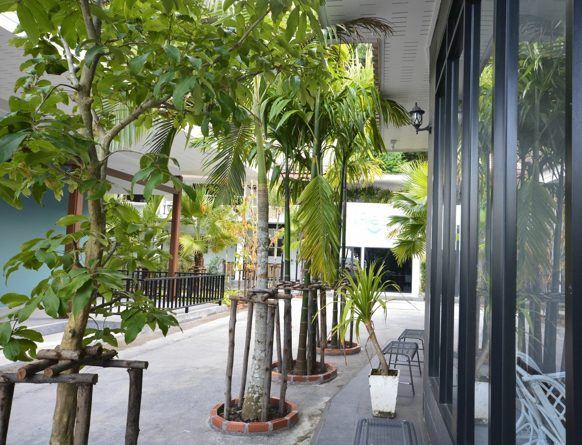 Хостел Irest Ao Nang Seafront Екстер'єр фото