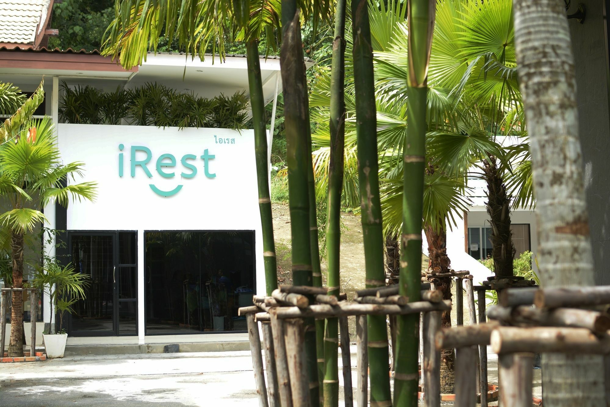 Хостел Irest Ao Nang Seafront Екстер'єр фото